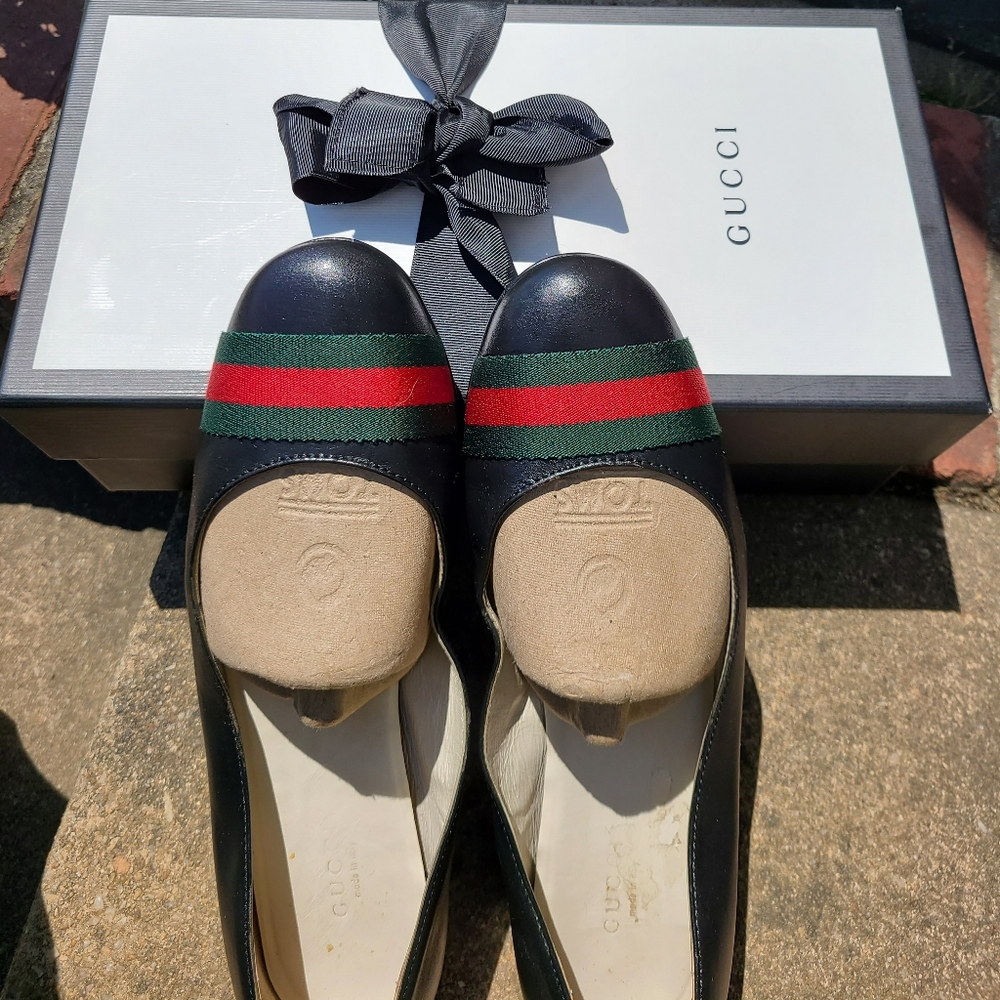 Authentic GUCCI FLATS - Picture 1 of 3